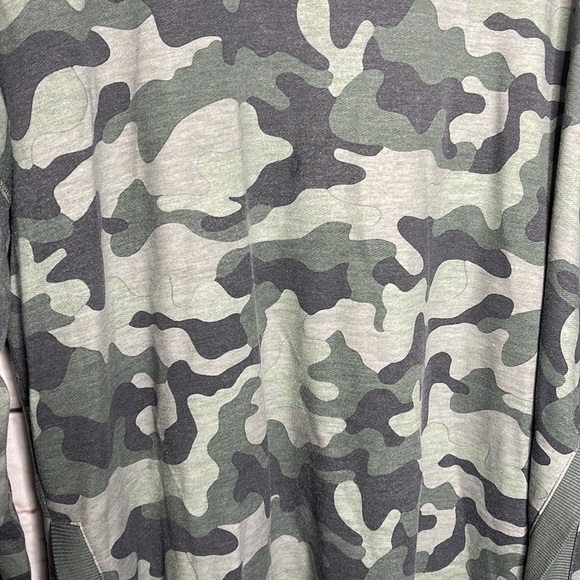 New Directions Green Camo Design HILo Long Sleeve Sweatshirt Sz XL! - Picture 2 of 8